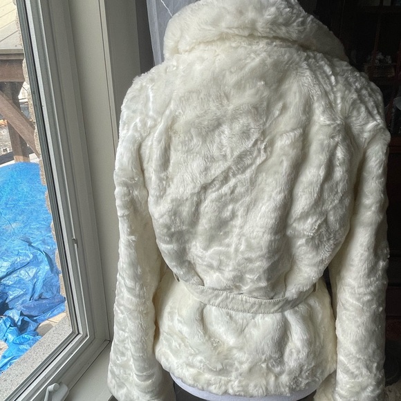 White luxurious faux fur with a leather stash … - Picture 2 of 4